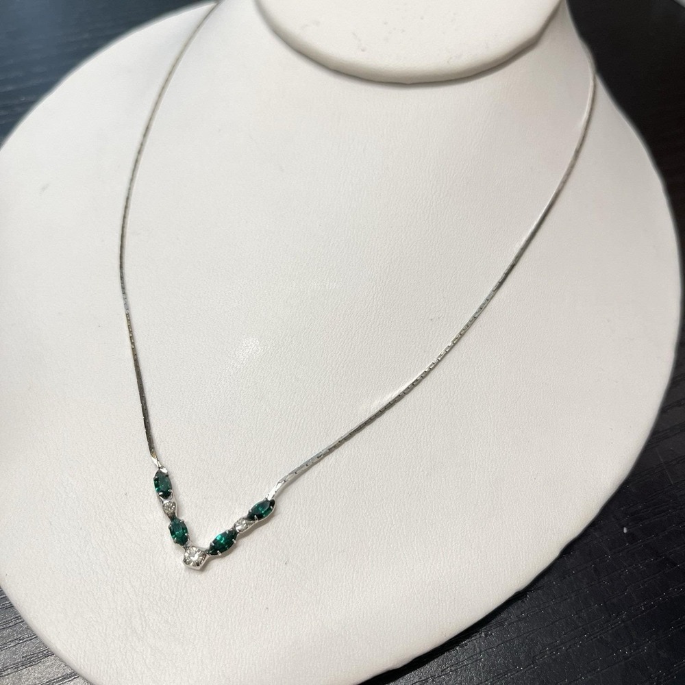 Vintage V Shape Green Rhinestone Silver Tone Cobra Chain Necklace 16.5" Dainty - Picture 2 of 5